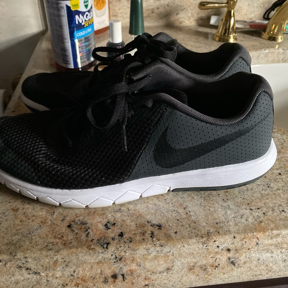 Black Nike sneakers sz 6